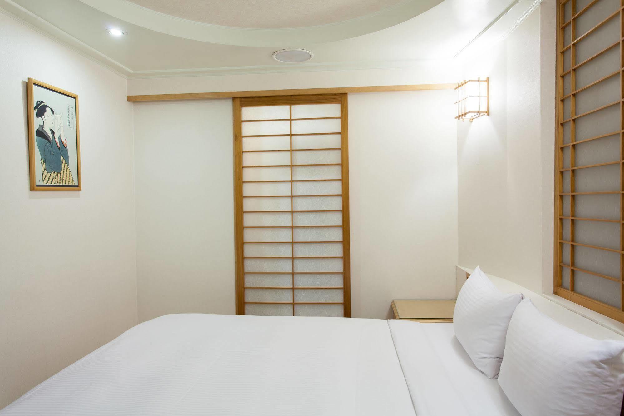 Hara Zuru Hotel Taoyuan Exteriör bild